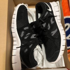 MENS NIKE FREE RUN SIZE 9 (NO BOX)